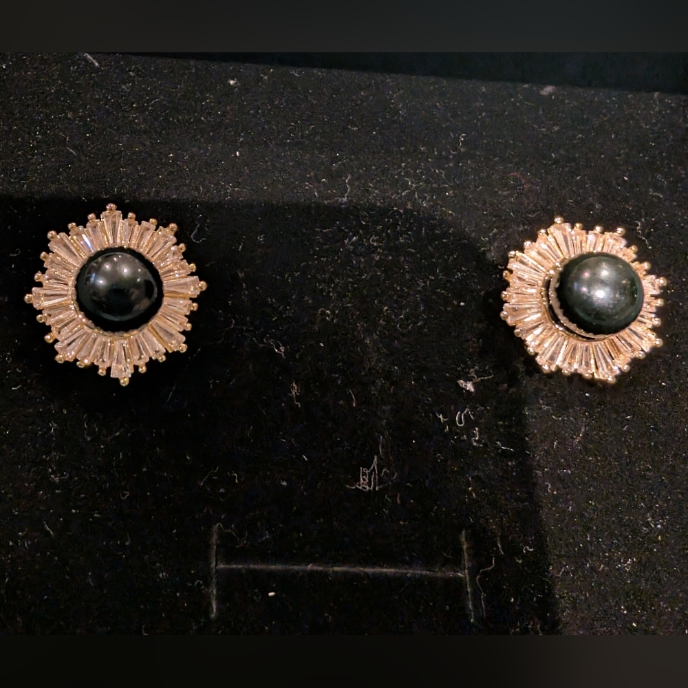 Simple Pearl Earstuds - Picture 9 of 11